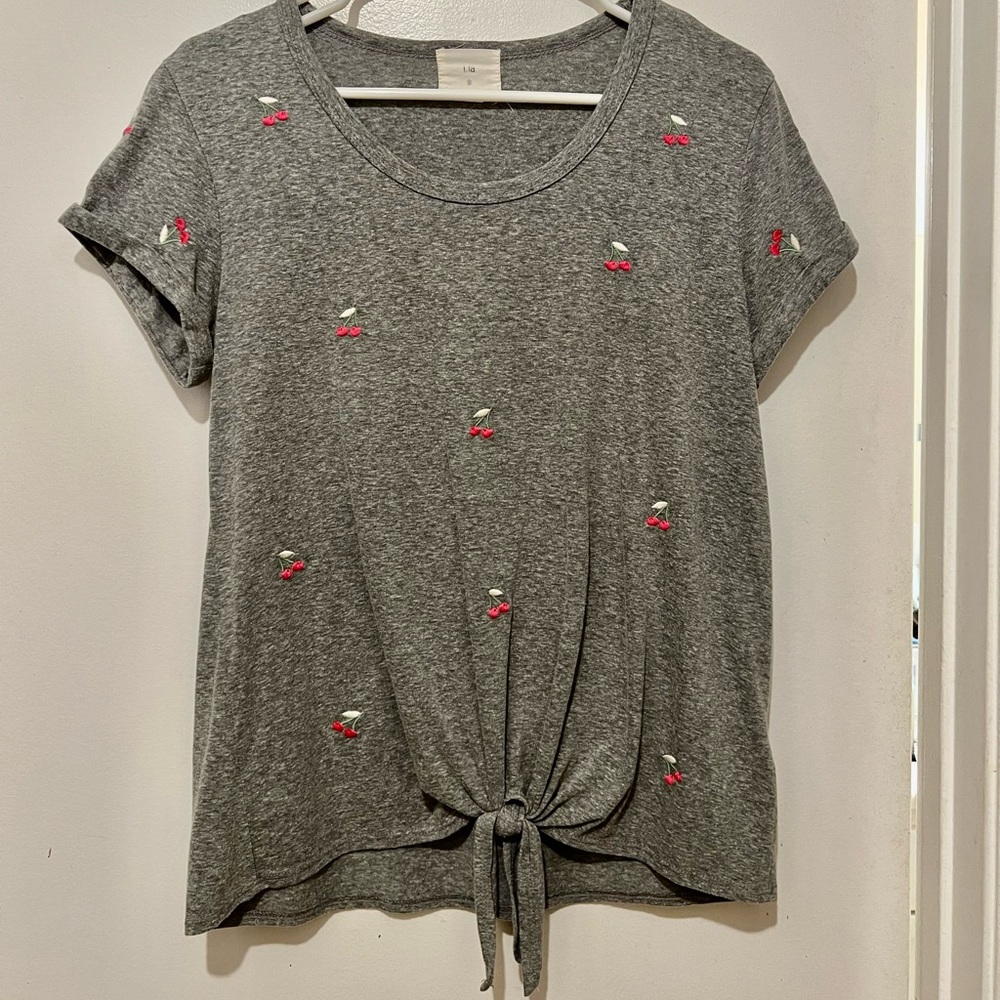 Cute cherry appliqué gray tie bottom T-shirt